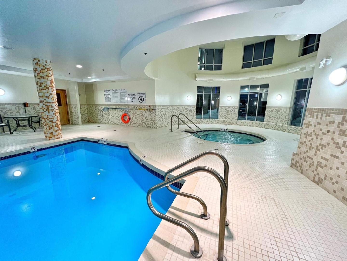 Chateau Inn & Suites Bonnyville Esterno foto